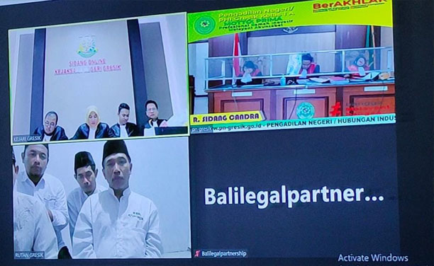 Terdakwa perkara penistaan agama  saat menjalani sidang.