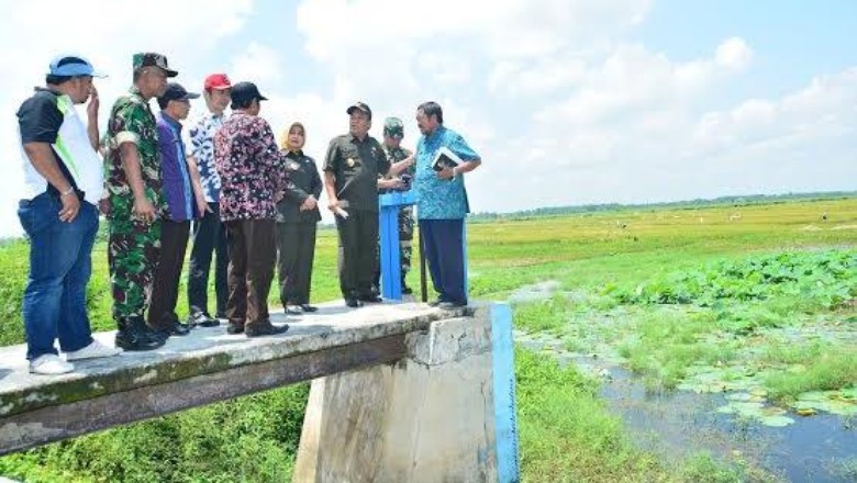 SIDAK: Bupati Fadeli bersama rombongan saat meninjau waduk Rancangkencono beberapa hari yang lalu. foto: ist