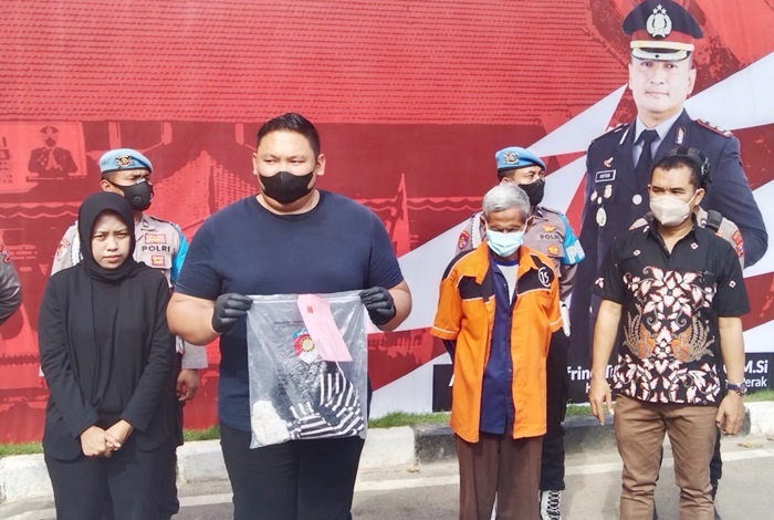 Kasat Reskrim Polres Tanjung Perak bersama tersangka persetubuhan terhadap anak gadis di bawah umur.