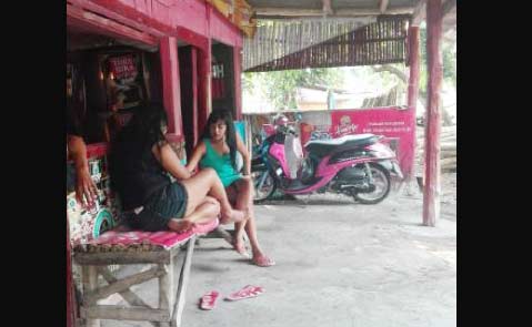 Beberapa wanita yang diduga penjaja cinta di sebuah warung remang-remang di kawasan by pass Saradan. foto: BANGSAONLINE