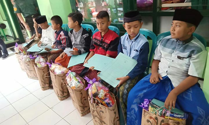 Para peserta khitan massal yang digelar Koramil Pakis.