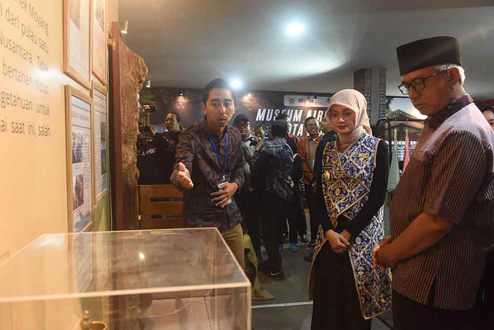 Wali Kota Kediri dan Wakil Wali Kota Kediri saat meninjau stan-stan museum. (Ist)