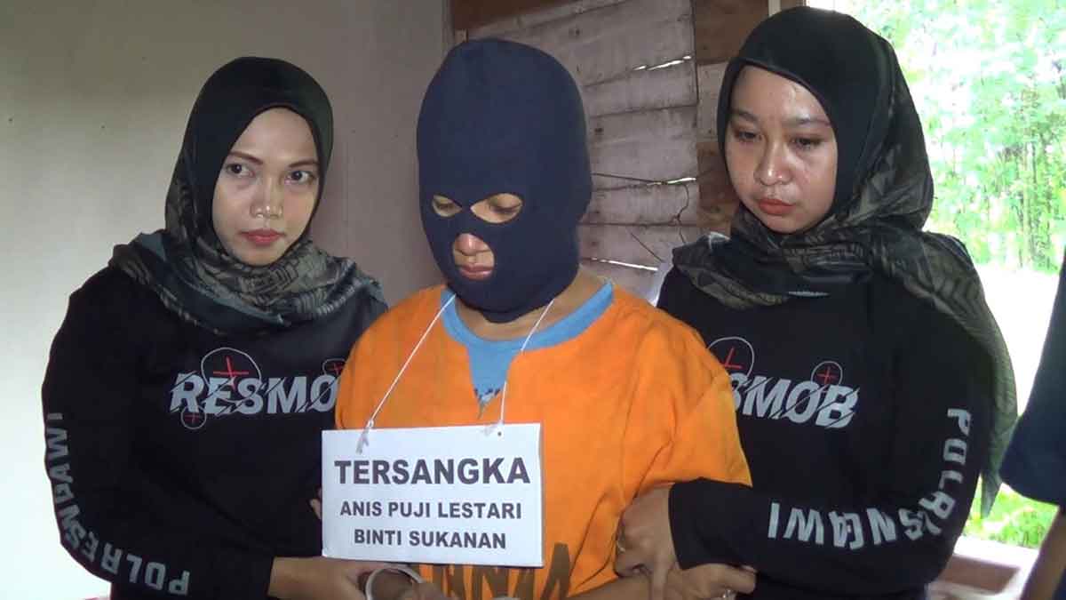 Pelaku, Anis Puji Lestari (36) yang juga istri korban, saat melakukan pra rekonstruksi di TKP, Rabu (22/2/2023)