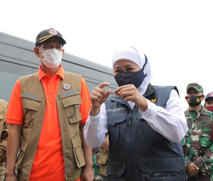 Gubernur Jawa Timur Khofifah Indar Parawansa bersama Kepala Badan Nasional Penanggulangan Bencana (BNPB) Doni Monardo saatmeninjau lokasi dampak bencana erupsi Gunung Semeru, di Lumajang, Jawa Timur,  hari ini, Kamis (3/12/2020). foto: ist/ bangsaonline.com