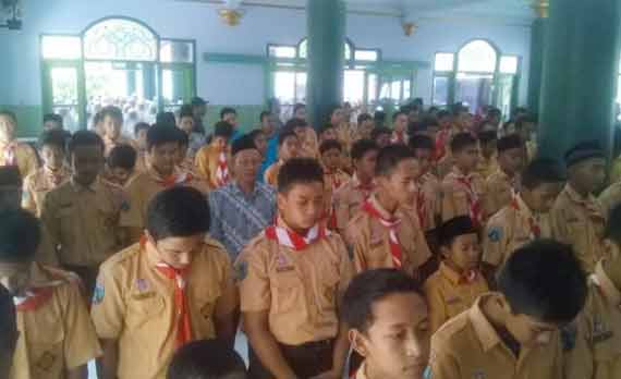 Para siswa saat melaksanakan Shalat Ghoib mendoakan para korban tragedi Mina. foto: arif kurniawan/BANGSAONLINE
