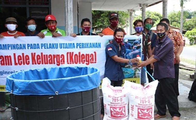 Penyerahkan bantuan Kolega (Kolam Lele Keluarga). (foto: Kominfo)