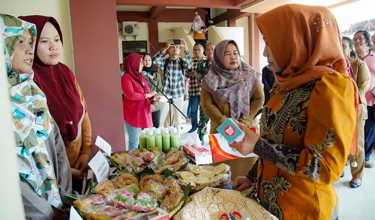 Wali Kota Mojokerto ketika meninjau salah satu stan di peluncuran KKMP Kelurahan Sentanan.