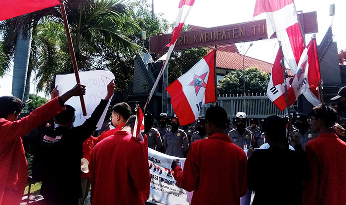 Suasana demo GMNI Tuban di depan kantor dewan setempat, Kamis (1/8/2022).