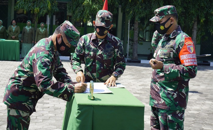 Dandim Ngawi menyaksikan pelaksanaan penyerahan tugas dan wewenang danramil.