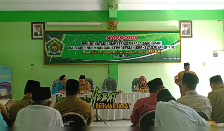 Narasumber workshop saat memberikan materi dalam peningkatan kompetensi dalam PKB melalui Gerakan Ayo Membangun Madrasah (Geramm) 2019 di aula MAN 1 Tuban, Senin (1/7).