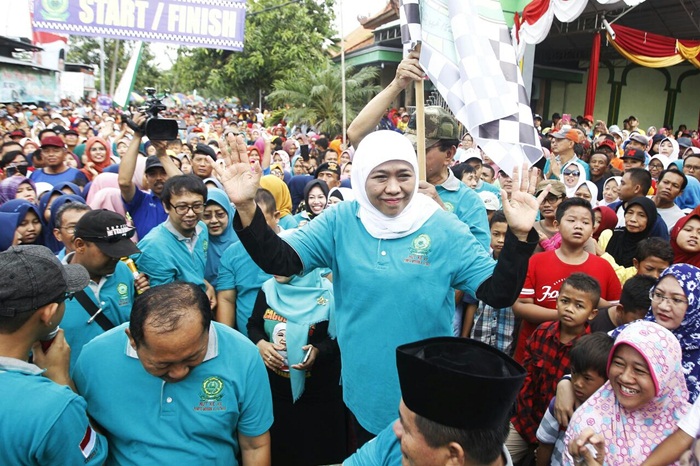 Ribuan warga Bojonegoro mengelu-elukan kehadiran bakal Cagub Jatim, Khofifah Indar Parawansa dalam acara Jalan Sehat Bareng Memperingati Hari Ulang Tahun ke-11 Pondok Pesantren (Ponpes) Modern Al Fatimah di Jalan Pondok Bambu 01, Sukorejo, Minggu (11/2).