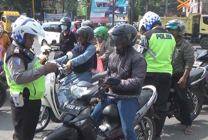 Para pengendara saat diperiksa kelengkapan kendaraannya. foto: RONY/ BANGSAONLINE
