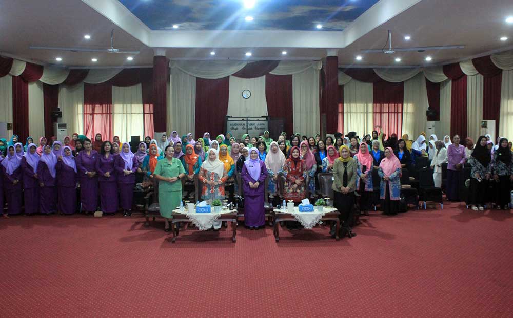 Para peserta talkshow foto bersama narasumber.