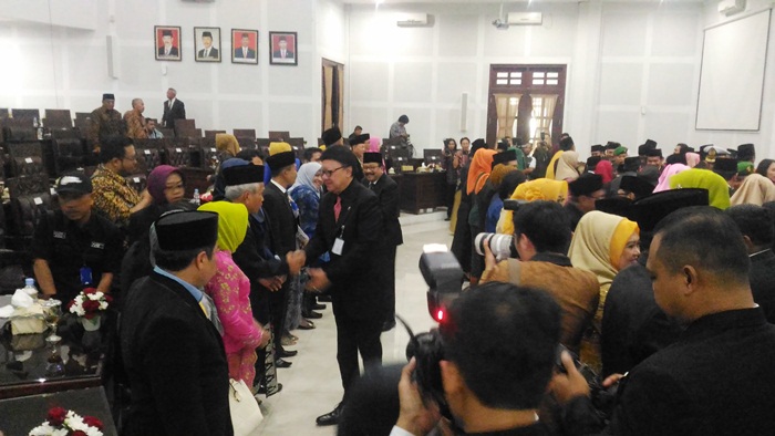 Mendagri Tjahjo Kumolo dan Gubernur Jatim Soekarwo menyalami 40 anggota DPRD yang ikut PAW, usai pengambilan sumpah dan janji di ruang sidang paripurna DPRD, Senin (10/9). Foto: IWAN I/BANGSAONLINE