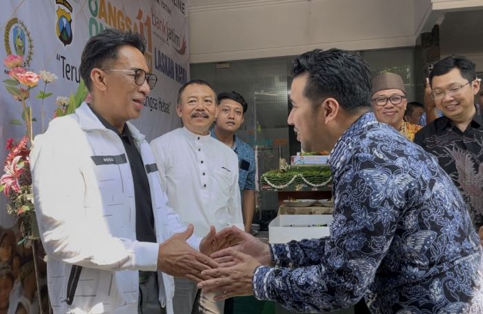 Wakil Gubernur Jawa Timur Dr Emil Elestianto Dardak dan Anggota DPR RI Rizqi Sadeg saat menghadiri HUT ke-11 BANGSAONLINE di kantor BANGSAONLINE Jalan Cipta Menanggal I niomor 35 Surabaya, Kamis (24/7/2025). Tampak M. Mas
