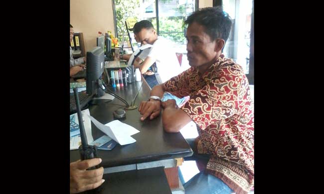 Sutrisno saat melapor ke SPK Polres Ponorogo. foto: BANGSAONLINE