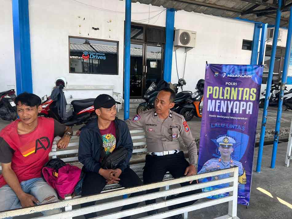 Anggota Satlantas Nganjuk menyapa masyarakat saat uji SIM.