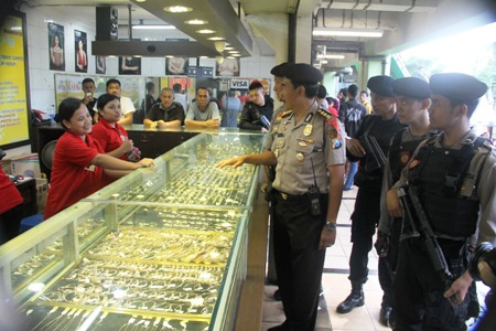 ?

Direktur Sabhara Polda Jatim Kombes Pol Imam Sayuti memimpin patroli pengamanan toko emas jelang lebaran di Darmo Trade Center, Wonokromo. Foto:rusmiyanto/BANGSAONLINE