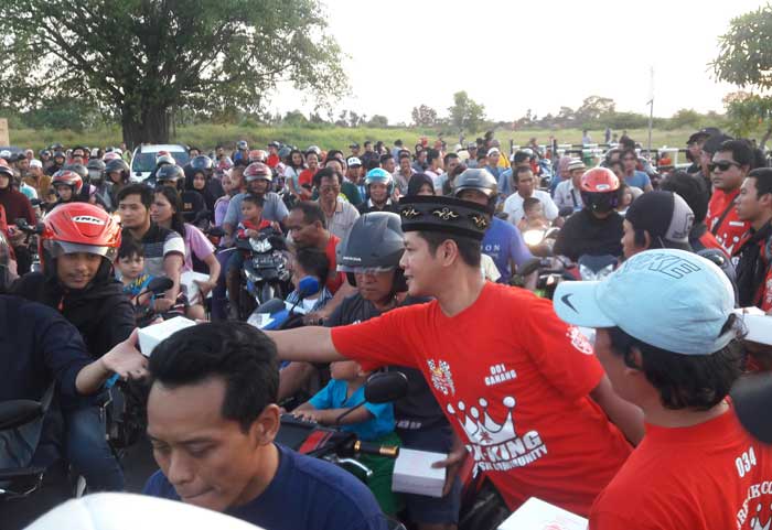 Aksi RKGC saat berbagi takjil kepada para pengguna jalan yang melintas di bundaran GKB. foto: SYUHUD/ BANGSAONLINE
