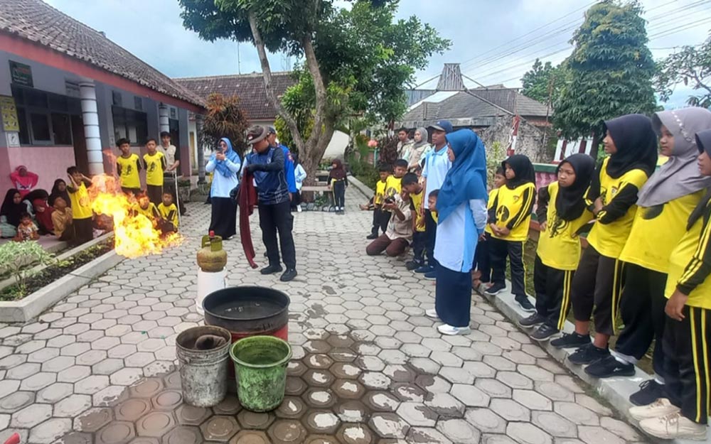 Edukasi Damkar Magetan di SDN Bogoarum 2 Plaosan Magetan. Foto: ANTON/HB