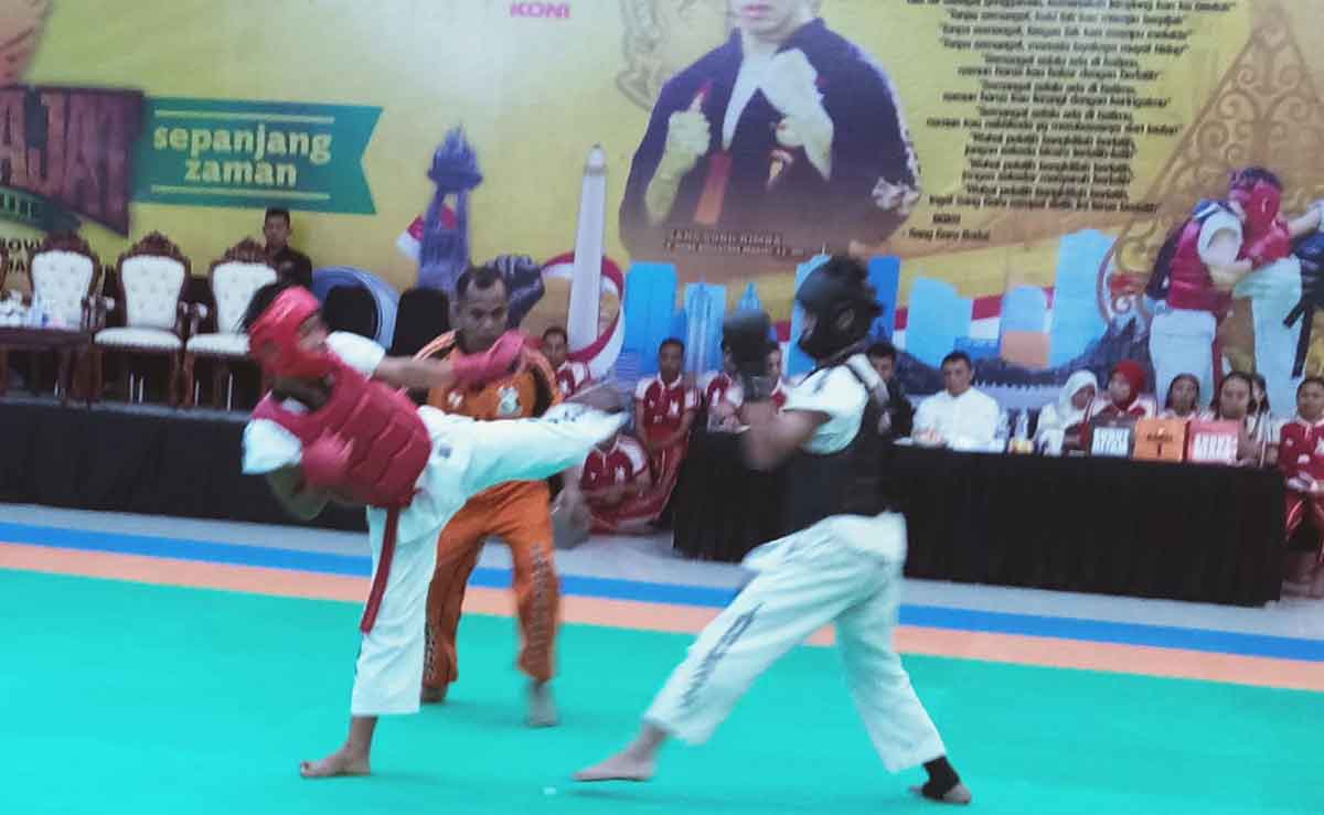 Atlet tarung derajat dari Kota Batu saat berlaga di Porprov IX Jatim 2025.