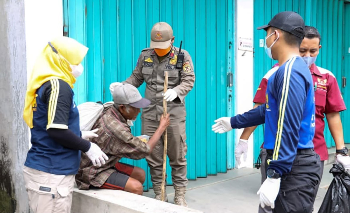 Salah satu PMKS saat diamankan petugas untuk dibawa ke Barak Semampir. Foto: Ist.