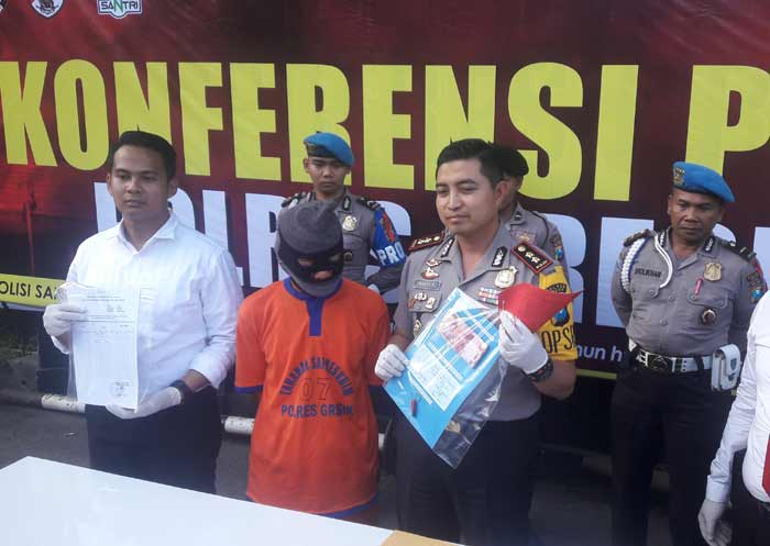 Kapolres AKBP Wahyu Sri Bintoro saat mengekspos tersangka. foto: SYUHUD/ BANGSAONLINE