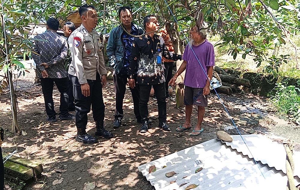 Tim gabungan saat memeriksa kondisi limbah RPA di Ngariboyo Magetan. Foto: ANTON/HB