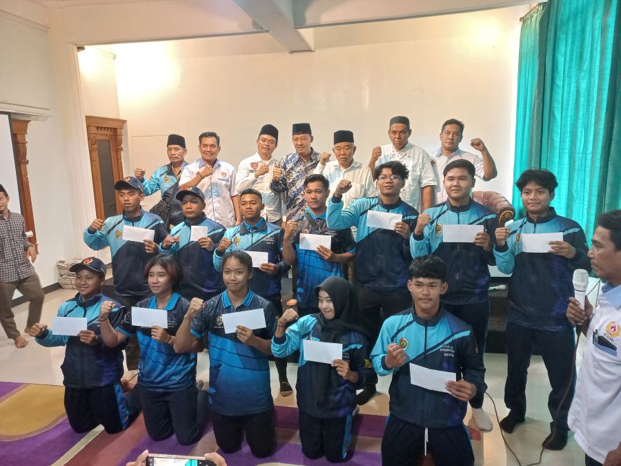 Para atlet peraih medali foto bersama usai menerima pra-bonus