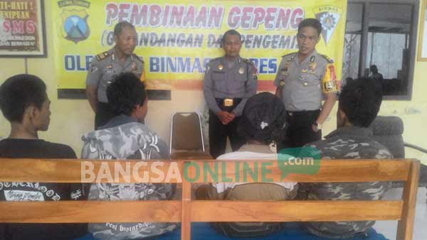 Kapolres Kediri AKBP Ahmad Yusep Gunawan saat memberikan pembinaan kepada para gelandangan usai terjaring razia. foto: dendi martoni/ BANGSAONLINE