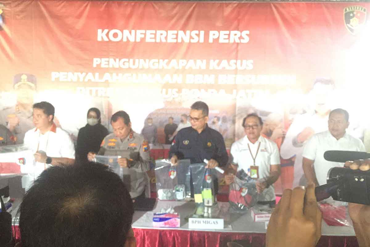 Konferensi pers pengungkapan penyalah gunaan BBM Bersubsidi.