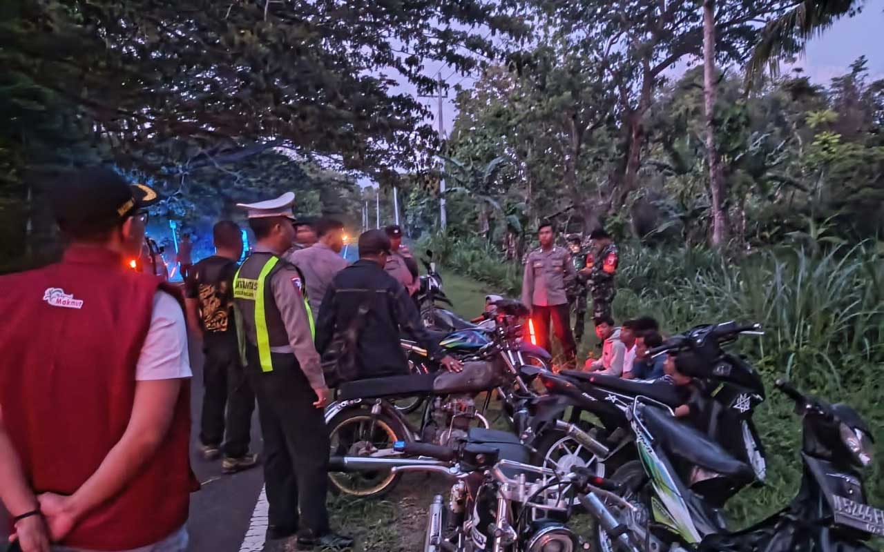 Sejumlah pemuda dan motor yang diamankan petugas karena terlibat balap liar.