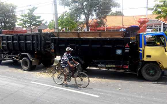 Truk bermuatan material tanah uruk diduga dari hasil tambang ilegal yang mengalami kecelakaan.