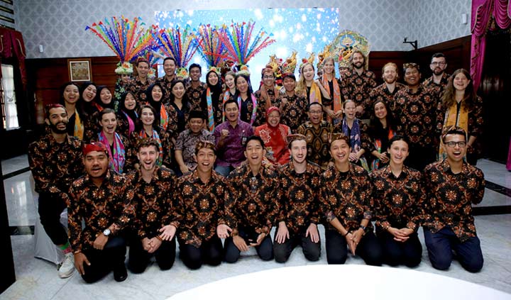 Wali Kota Risma saat foto bersama 36 Student Exchange AIYEP. foto: ist