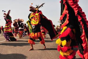 ?

Seribu Barong saat menunjukkan aksinya di area Simpang Lima Gumul Kabupaten Kediri.foto:arief kurniawan/BANGSAONLINE