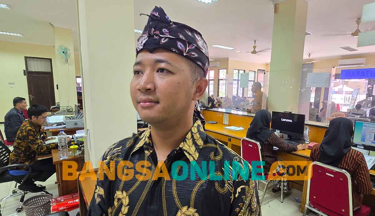 Petugas Samsat Kraksaan Kenakan Seragam Berbeda saat Hari Kartini