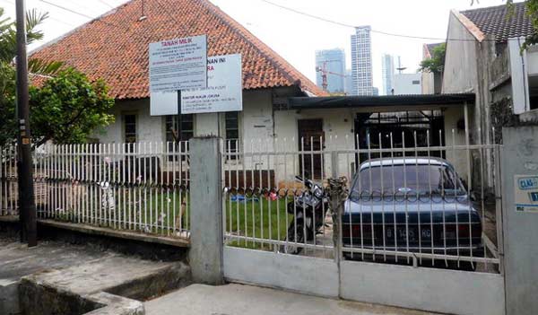 Rumah keluarga Diana yang digembok pihak Asuransi Jiwasraya. Penghuninya terkurung di dalam hingga satu minggu. 