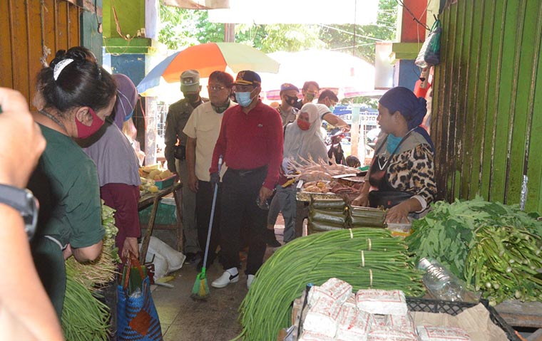 SIDAK: Pj. Bupati Hudiyono saat meninjau kondisi Pasar Larangan, Candi, Jumat (13/11) lalu. foto: ist.