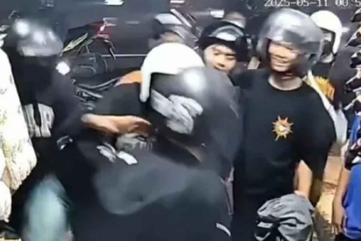 Tangkapan layar rekaman CCTV saat sekelompok orang melakukan penganiayaan terhadap dua pemuda saat isi bensin di sebuah warung di Kelurahan Munggut, Kecamatan Wungu, Kabupaten Madiun. 