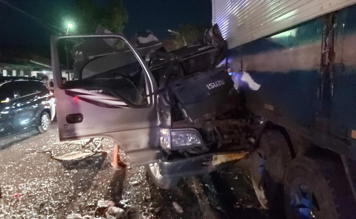 Kondisi micro bus usai mengalami kecelakaan di Jalan Raya Ambat tampak ringsek.