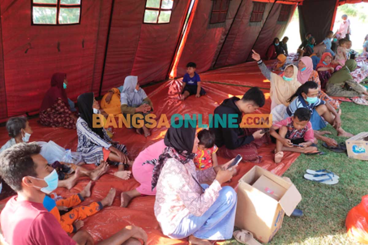 Warga Desa Tasikharjo, Kecamatan Jenu, Tuban yang diungsikan akibat kebocoran FT Pertamina Tuban. Foto: SUWANDI/ BANGSAONLINE.com