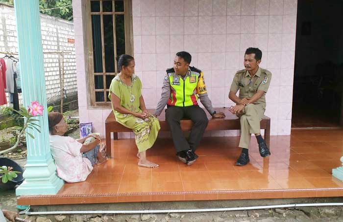 Petugas saat meminta keterangan terhadap Kastri.