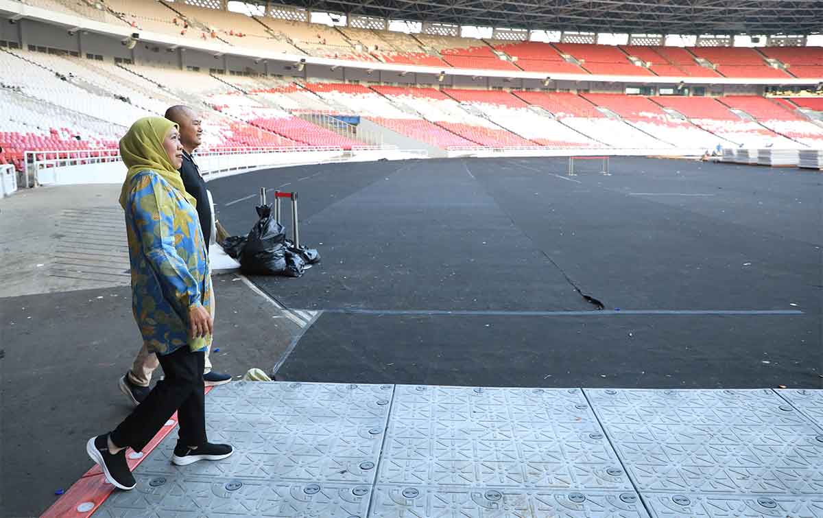 Ketua Umum PP Muslimat NU, Khofifah Indar Parawansa, saat meninjau kebersihan GBK.