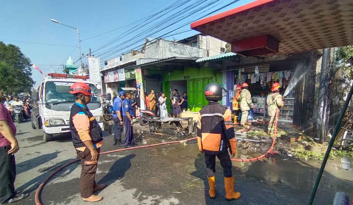 Kebakaran Toko Madura di Jombang, Api Diduga dari Rokok saat Isi Bensin