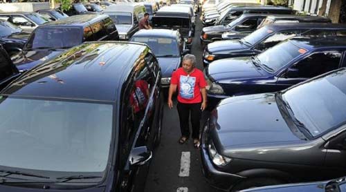 Setiap tahun menjelang lebaran, mobnas milik Pemkot Surabaya parkir di Balai Kota. (foto: yuli/BANGSAONLINE)