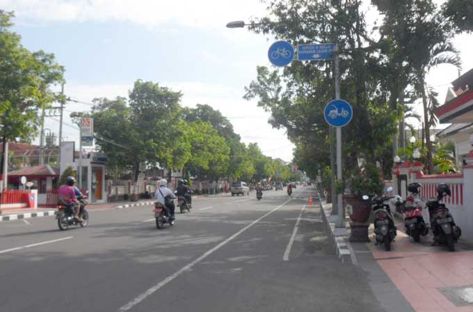 Jalur sepeda gratis di jalan Merdeka, Kota Blitar. foto: AKINA/ BANGSAONLINE