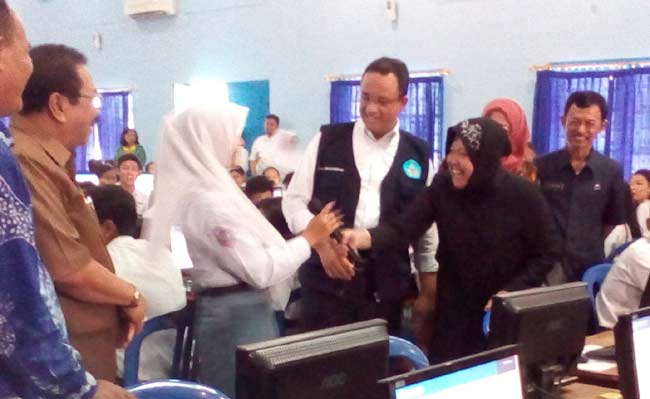 Mendikbud Anies Baswedan (tengah) didamping Wali Kota Surabaya Tri Rismaharini saat sidak UN CBT. foto: BANGSAONLINE