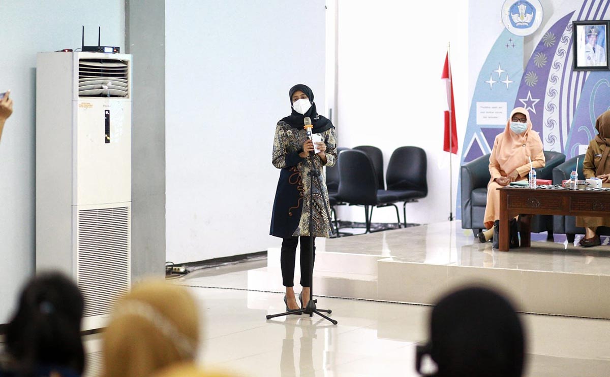 Ketua TP PKK Kota Kediri Ferry Silviana Abdullah Abu Bakar saat memberikan sambutan dalam acara workshop pencegahan bullying. Foto: Ist.
