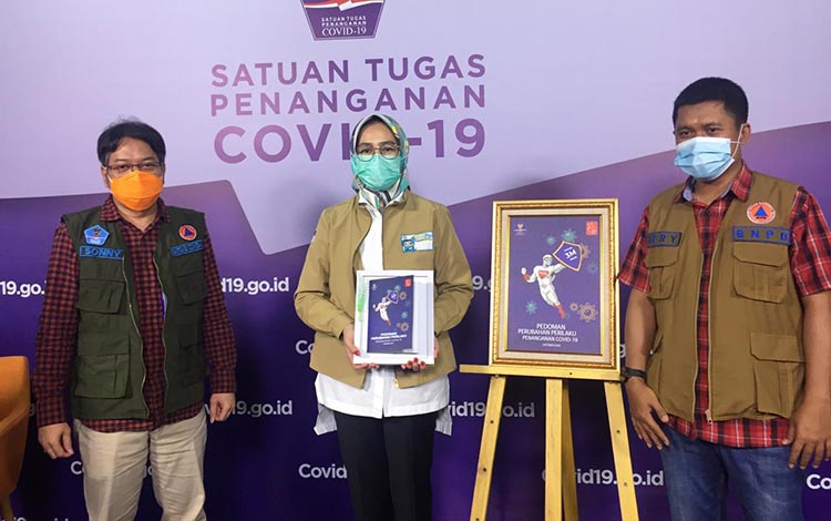 Peluncuran Buku Pedoman Perubahan Perilaku Penanganan Covid-19 di Media Center Satgas Covid-19 Graha BNPB Jakarta, pada Jumat (16/10) sore.
