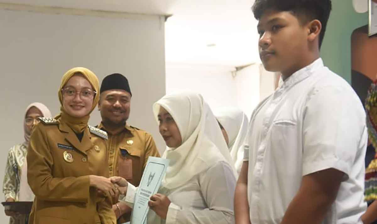 Wali Kota Kediri saat menyerahkan secara simbolis ijazah kesetaraan kepada salah satu lulusan program kesetaraan tahun ajaran 2024-2025. Foto: Ist